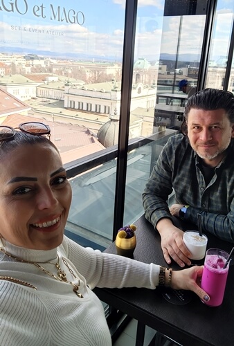 İlker ve Kezban Özcan Sofya’da şehir manzaralı rooftop barda
